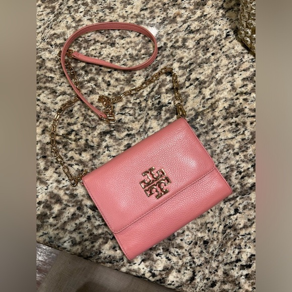 Tory Burch Women's Britten Pebble Chain Wallet Pink